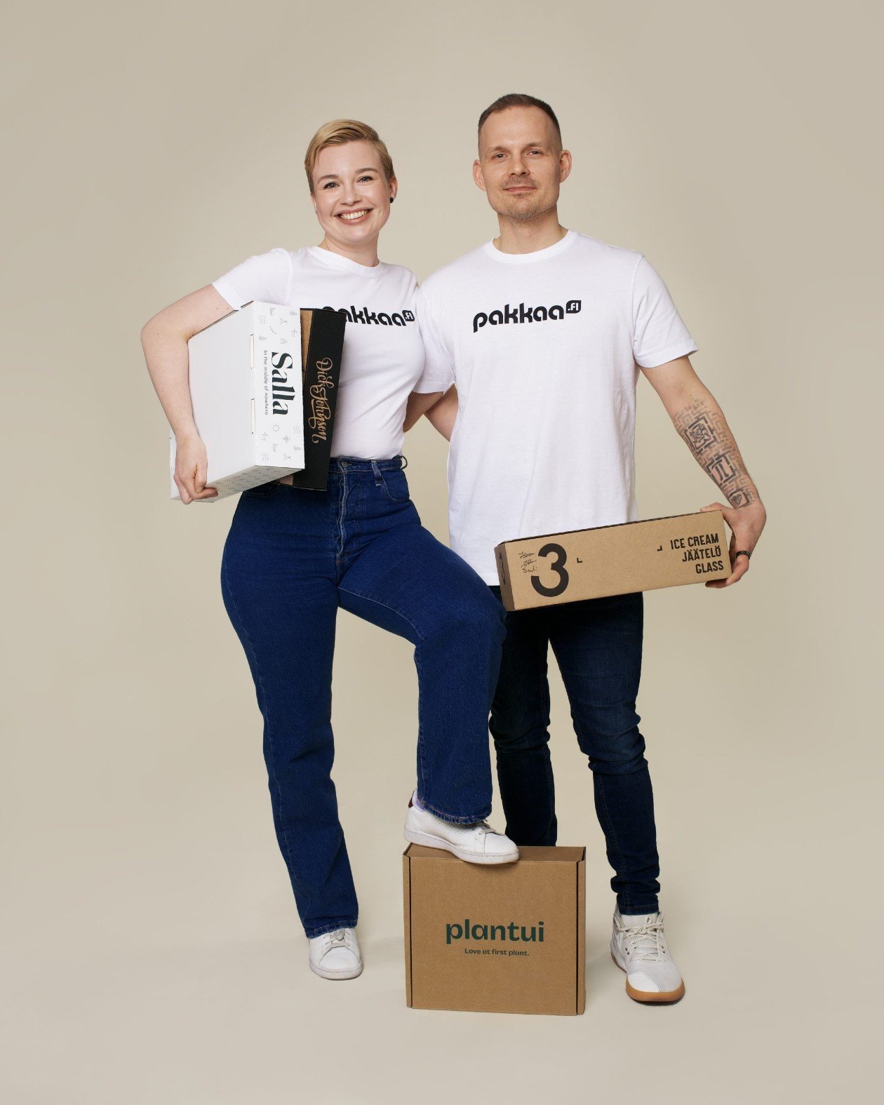 Pakkaa.fi henkilökunta mies ja nainen