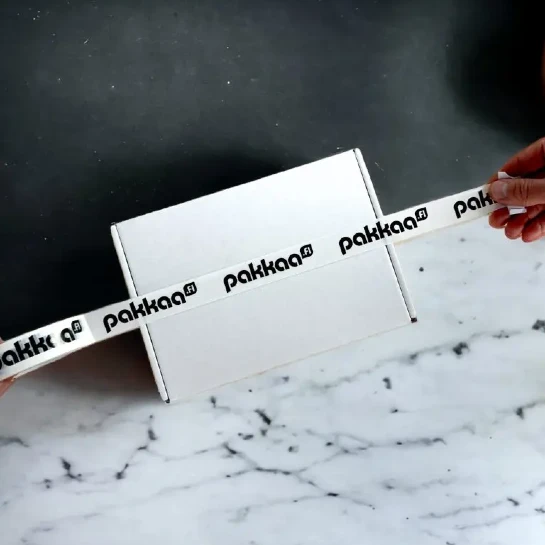 pakkaa.fi painatettu teippi musta