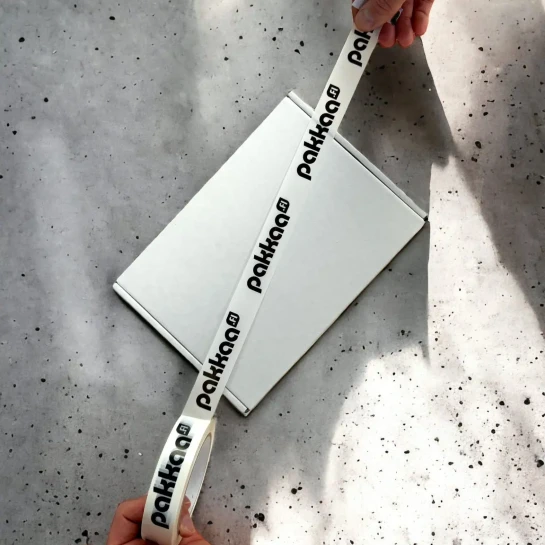 valkoinen teippi pakkaa.fi painatuksella